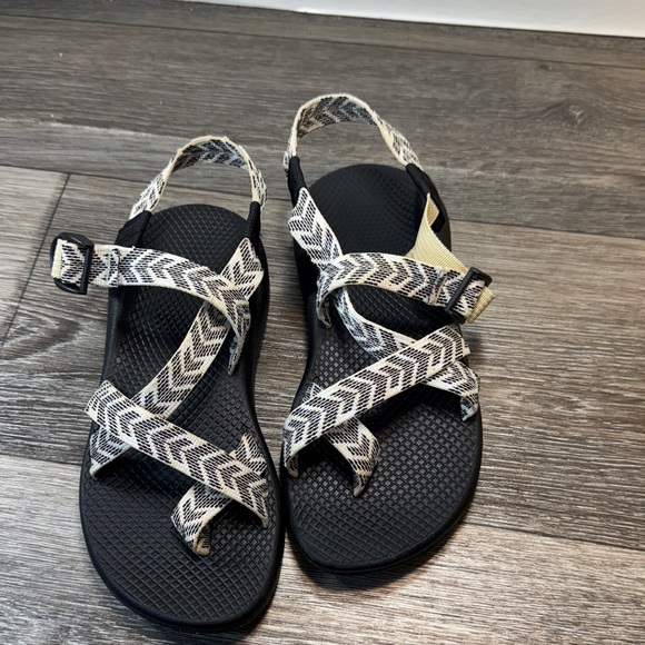 Chaco Shoes - Chaco Black and White Strappy Sandals woman’s 8 (j141)